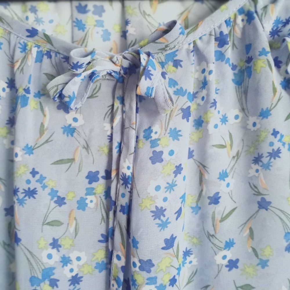 Club Monaco INTERMIX Maura Soft Blue Floral Blouse Size 14 Ruffled Bishop Sleeve